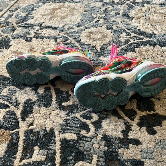 Size 6 Tye Dye Fila Shoes - Picture 7 of 10